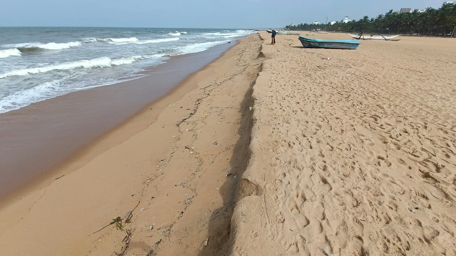 Bateaux de pêche traditionnels sur la plage de Negombo près de l'aéroport de Colombo