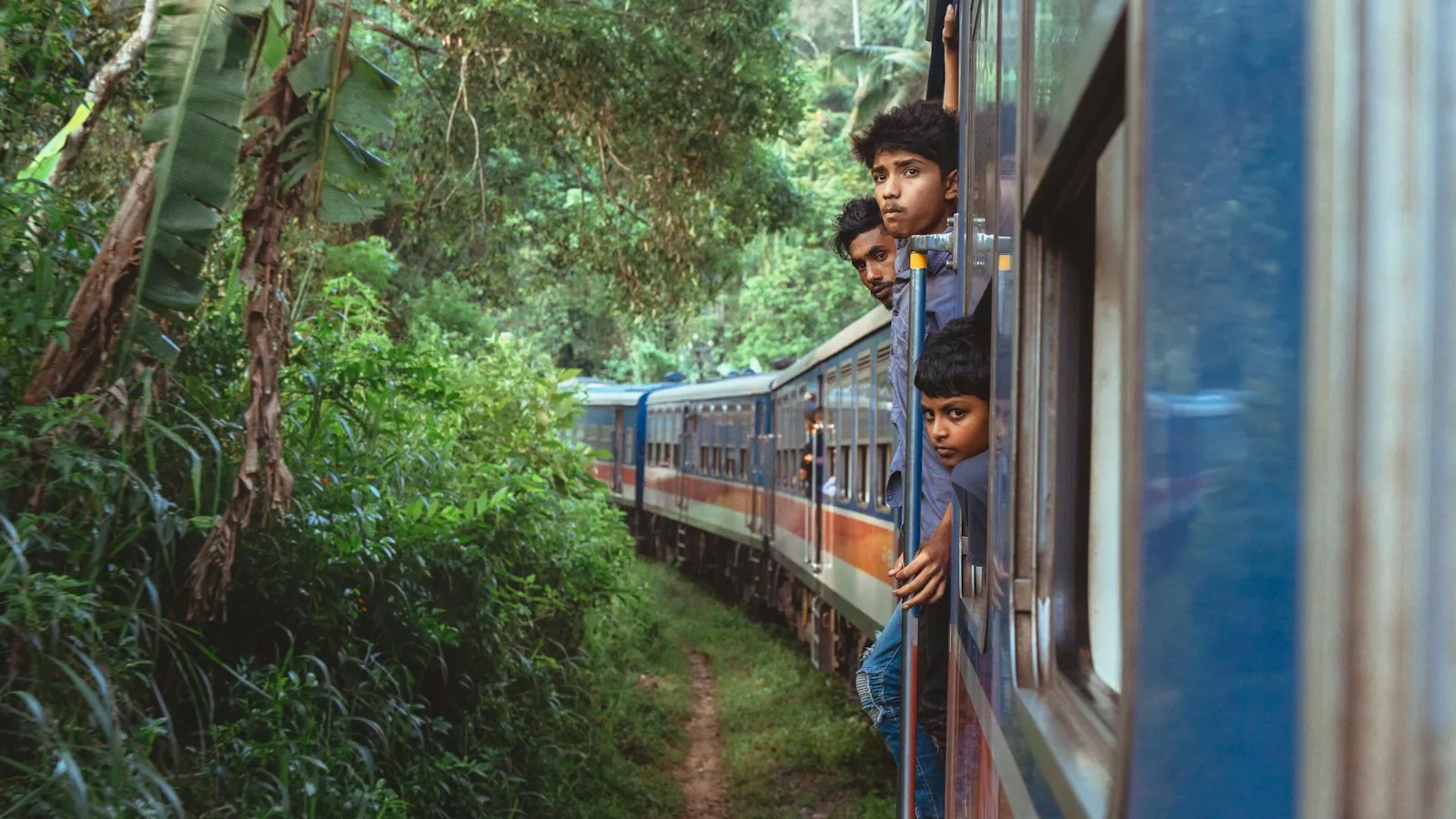 Famille avec enfants face à un éléphant dans un parc national du Sri Lanka